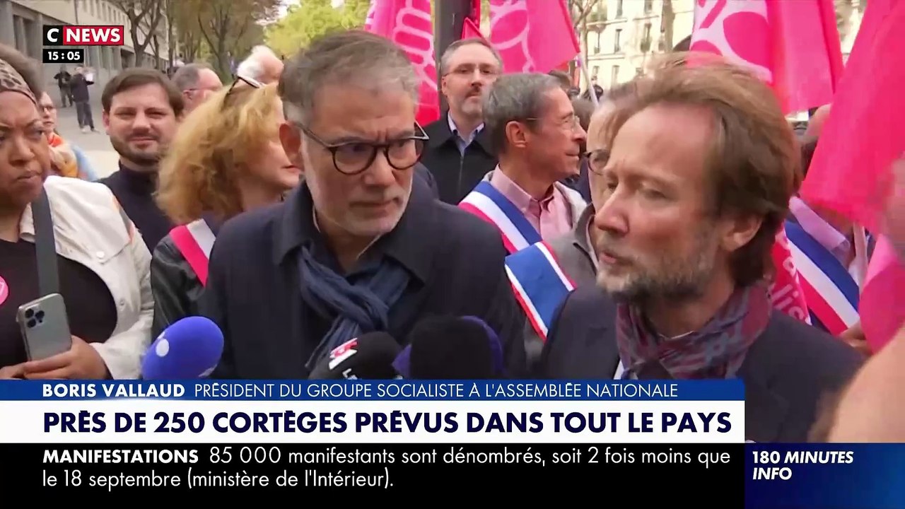 Mobilisation du 2 octobre: Olivier Faure exfiltré du cortège parisien sous les huées et cris de "PS collabo, cassez-vous!"