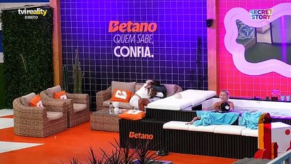 Momento quente- Dylan interrompe Vera e surpreende-a com um beijo longo e escaldante - Secret Story - TVI