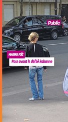 Marina Foïs pose avant d'assister au défilé Rabanne