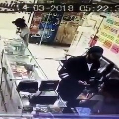 بالفيديو لص يسرق جوال أحدى البائعين بمهارة فائقة بالكويت