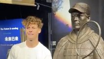 Rolex Shanghai Masters 2025 - Quand Jannik Sinner découvre la statue en terre cuite à son effigie