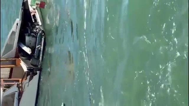 Venezia, il video dello scontro in laguna tra un vaporetto e un taxi
