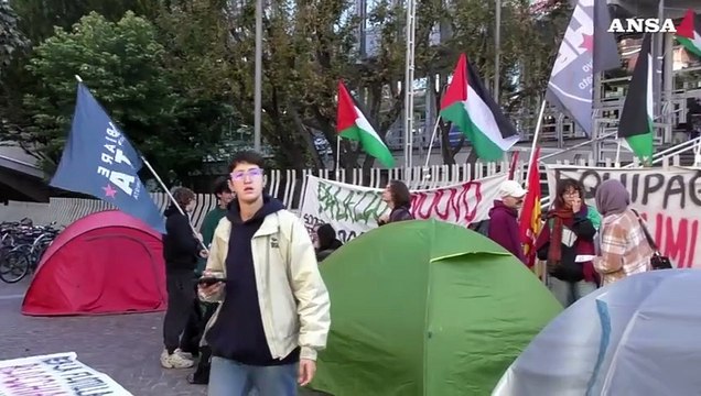 Corteo a Torino per la Flotilla, gli studenti bloccano l'ingresso della tangenziale