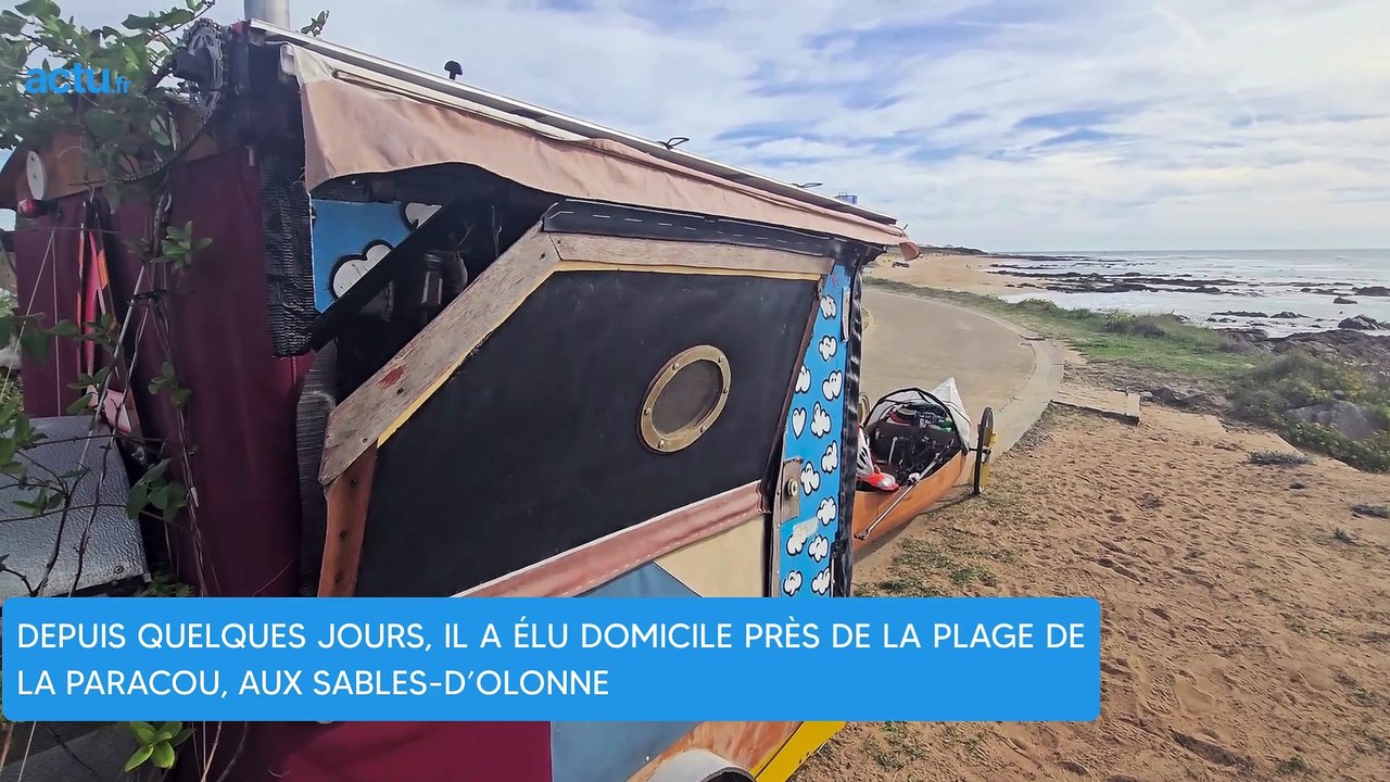 Il vit et voyage avec sa poule dans son vélo cargo