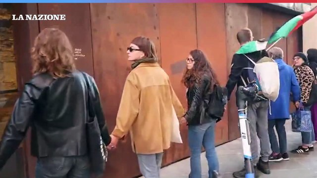 Catena umana intorno al Comune di Pisa: Bloccare le armi non è reato