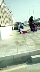 بالفيديو قائد سيارة يعتلي الرصيف معرضاً حياة المواطنين للخطر بالسعودية