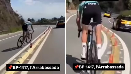 Cazan a un ciclista del Kern Pharma saltando sobre la línea continua en una carretera