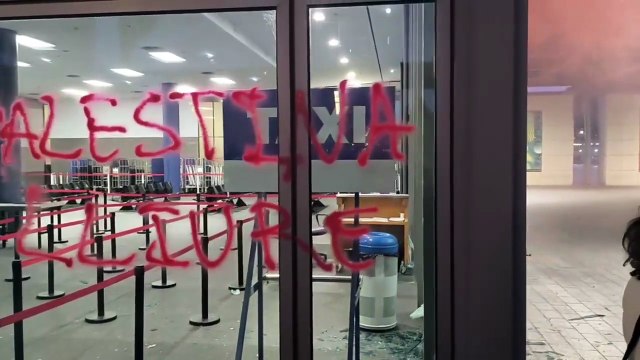 Manifestantes lanzan petardos y pintan la entrada de la terminal de cruceros del puerto de Barcelona tras la protesta por la Flotilla