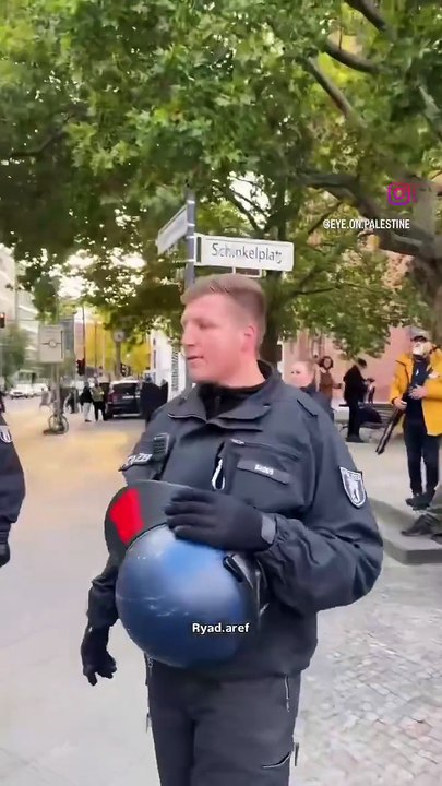 🇩🇪👮🇵🇸 FLASH - La police de Berlin a interpellé un manifestant en fauteuil roulant lors d’une manifestation de soutien à Gaza et à la #GlobalSumudFlotilla devant le ministère des Affaires étrangères.