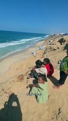 Gazzeliler ufukta Sumud gemisini görünce sevinçten tekbir getirdi