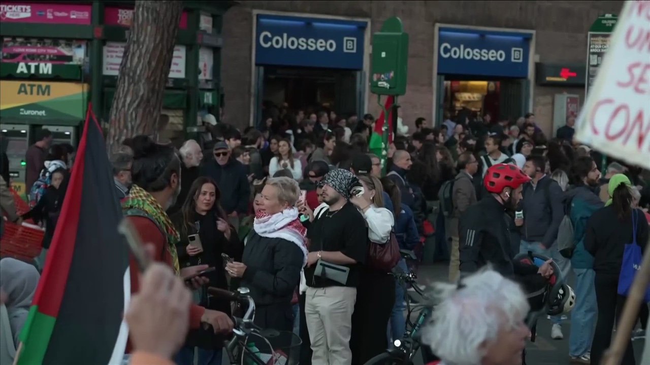 Pro-Palestinian PROTESTERS Rally Near ROME’S COLOSSEUM Against Gaza Flotilla Raid