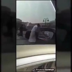 شابين يتجولان بصحبة فتاة متبرجة في سيارة كرايزلر.. وشرطة الرياض تطيح بهم