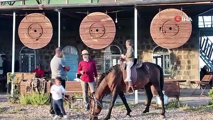Bu tesiste para geçmiyor! Yemek de bedava, ata binmek de...