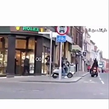 شاهدي كيف أنقذت هذه العجوز المحل من السرقة بعد أن هرب منها اللصوص!!