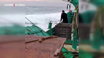Kırklareli'nde korkunç anlar! Balıkçı teknesi dev dalgalar arasında kaldı