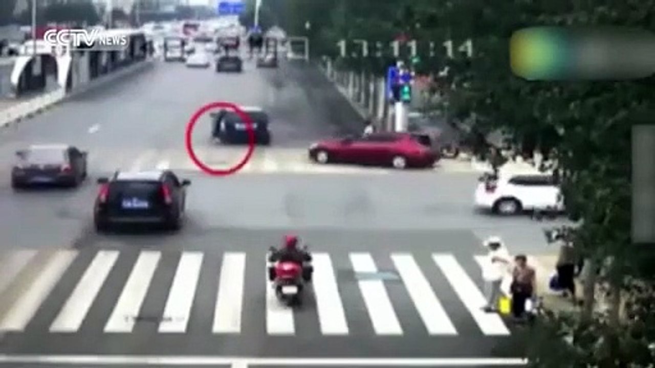 بالفيديو.. أبشع حادث إنساني أمّ تدهس طفلتها تحت عجلات سيارتها!