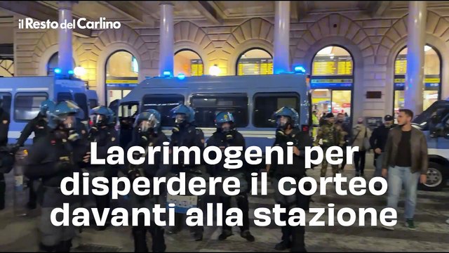 Lacrimogeni per disperdere il corteo davanti alla stazione. Il video