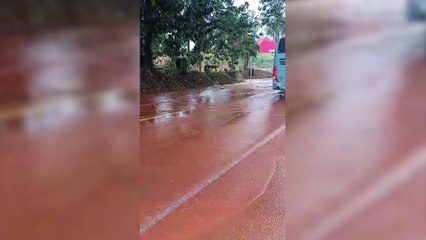 Chuva intensa e enxurrada causam transtornos na BR-163, em Lindoeste