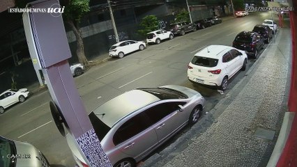 Vídeo mostra homens furtando carros em BH