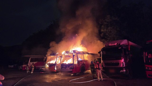 야외에 주차된 버스에서 불...60대 남성 양손 화상 / YTN