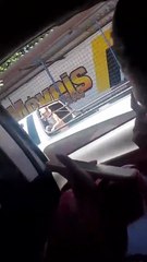 Cachorro acorrentado em uma camihonete em Fortaleza