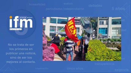 Manifestantes arrojan pintura roja en sede de la ANDI en Medellín