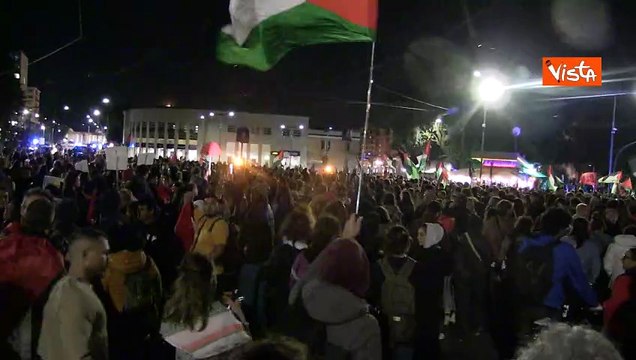 Il corteo per la Global Sumud Flotilla arriva a Piazzale Ostiense a Roma