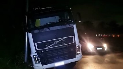Carreta segue tombada em trecho escuro no Contorno Oeste, em Cascavel