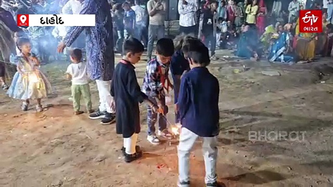 દાહોદમાં વિજયાદશમીની ભવ્ય ઉજવણી, 70 ફૂટ ઊંચા રાવણના પૂતળાનું દહન કરાયું
