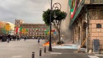 CDMX: Manifestantes de marcha por el 2 de octubre de 1968 terminan vandalizando muro que cubre a Palacio Nacional