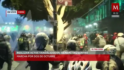 Manifestantes se enfrentan con policías en el Zócalo Capitalino; hombre se convulsiona tras ataque