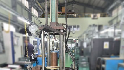 50대 근로자, 옮기던 기계에 부딪혀 숨져 / YTN