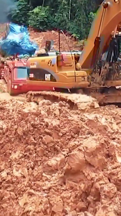 Incroyable Réscue de Camion enlisée 🌍 | Excavatrice Puissante contre la Boue – France, Belgique, Canada