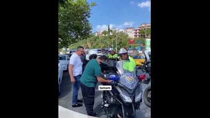 5 Dakikada İki Ceza Yiyen Taksici Trafik Polisine İsyan Etti