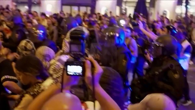 TENSIONES y CARGAS entre POLICÍAS y MANIFESTANTES PROPALESTINA en MADRID