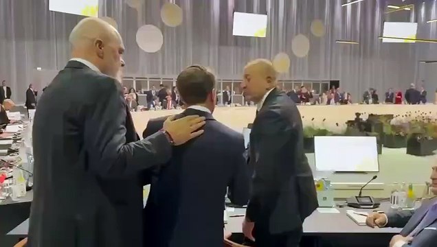 Karısından tokat yiyen Macron bu kez fena dayılandı! O ülkenin başbakanına böyle tokat attı