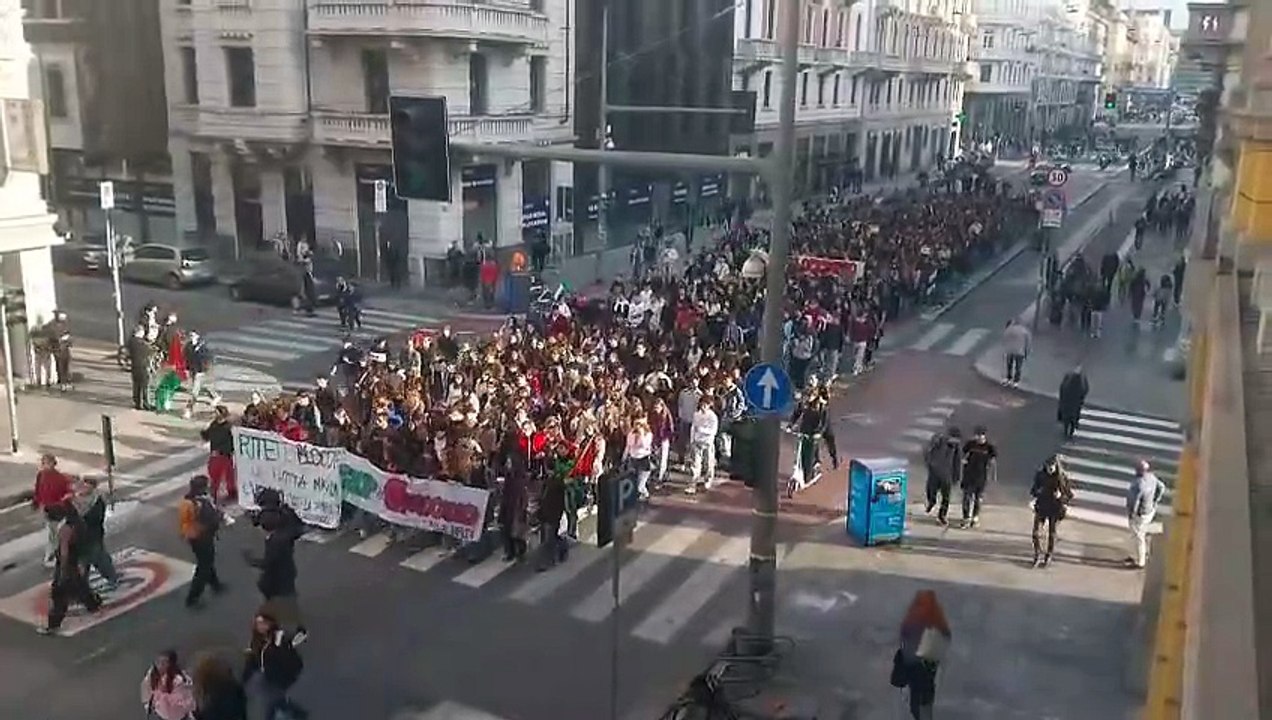 Milano, il corteo per Gaza e la Flotilla: gli studenti sfilano verso Porta Venezia