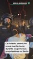 La violenta detención a una manifestante durante las protestas en Berlín