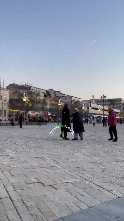 İzmir’de sarıklı ve sakallı vatandaş saldırıya uğradı! Duyarlı vatandaş adamı tek yumrukla yere serdi