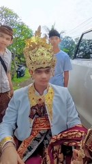 Megayot adalah tradisi arak-arakan adat Bali di mana seseorang yang akan menjalani upacara penting, seperti pernikahan agung atau upacara Manusa Yadnya.#Megayot #TradisiMegayot #PernikahanAdatBali #NgurahSuryaKusuma