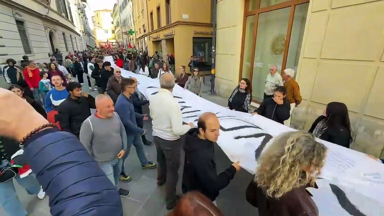Pistoia, lo striscione di 30 metri con i nomi dei bambini morti a Gaza