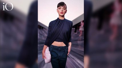 La frangia corta e grafica di Deva Cassel a Parigi nasconde un segreto
