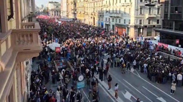 Cori, bandiere e striscioni per Gaza e la Flotilla a Milano, con migliaia di persone in corteo