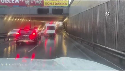 İzmir yağışa teslim: Sokak ve yollarda göller oluştu!