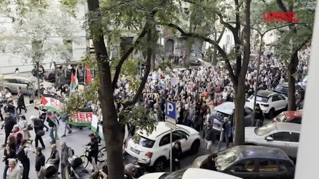 A Milano decine di migliaia di persone in corteo per lo sciopero generale: le immagini