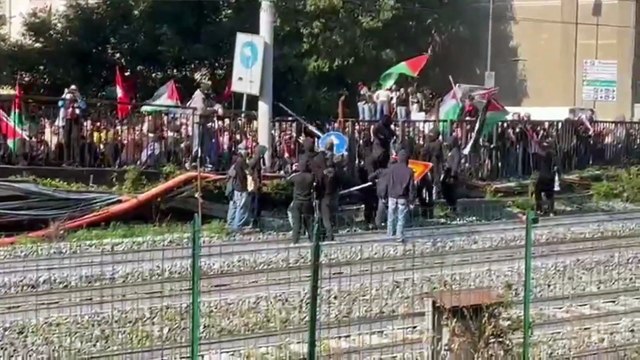 Tensione a Firenze, manifestanti invadono i binari alle Cure
