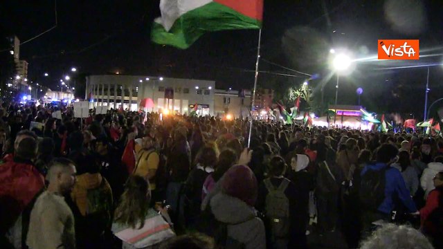 Il corteo per la Global Sumud Flotilla arriva a Piazzale Ostiense a Roma