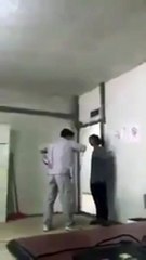 بالفيديو وافد أجنبي يطرد مواطن سعودي بإحدى الشركات .. واستياء شديد من المواطنين