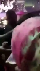 بالفيديو بكاء وصراخ معجبات النجم الهندي شاروخان لحظة وصوله مجمع تجاري بالكويت