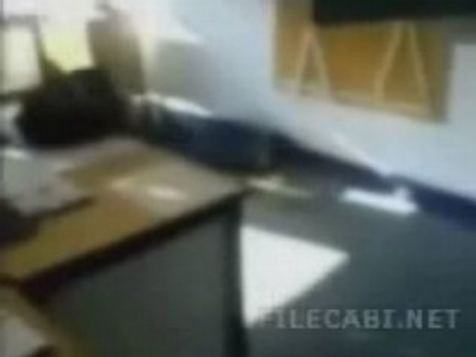 Se prend un tableau dans la tronche en plein cour !